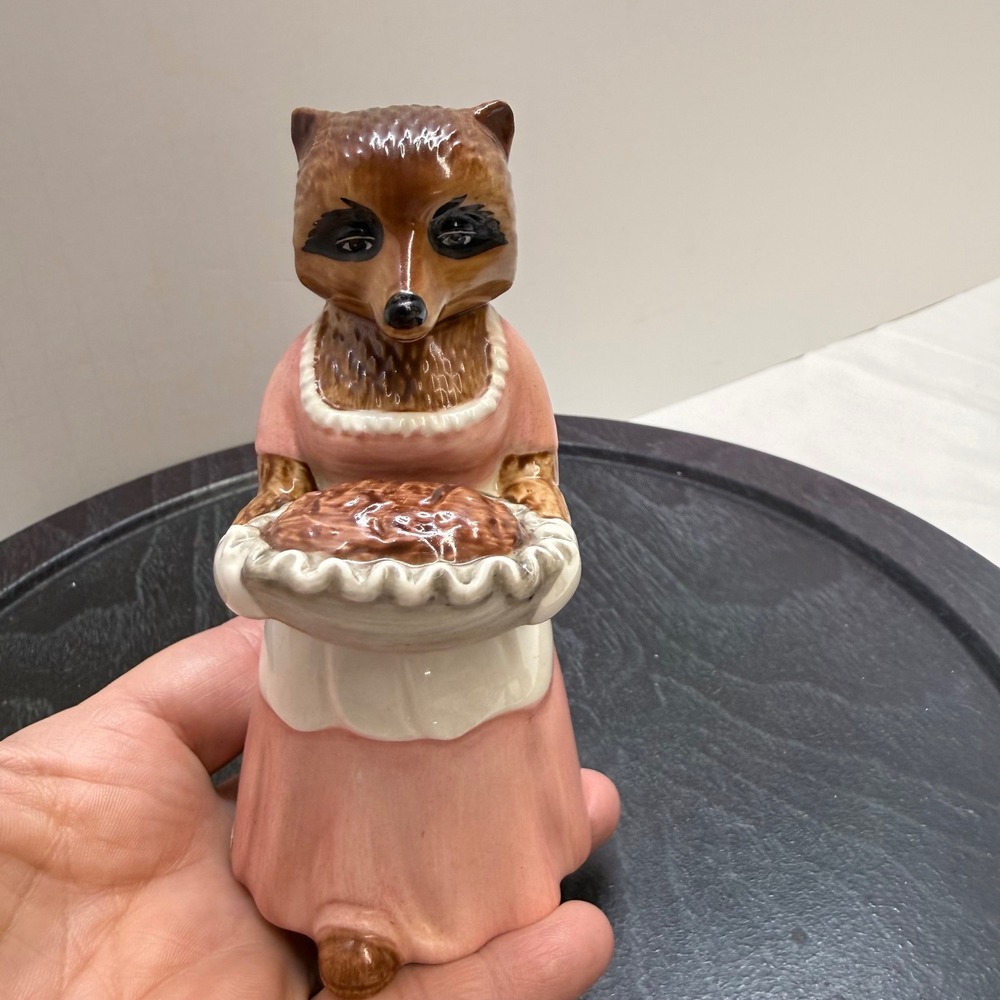 Vintage 1981 The Ringtale Raccoons Aunty Bush Ceramic‎ Figurine Pie Pink Dress